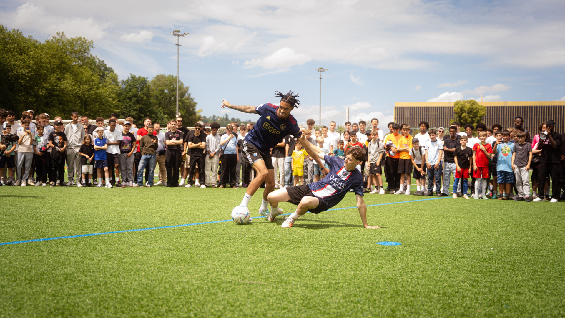 Zwei Spieler im 1VS1-Duell vor der Fussball-Community