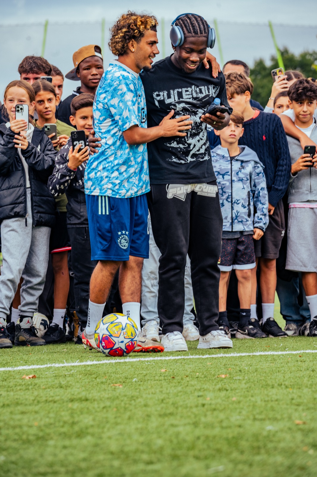 Fans und Spieler nach dem Duell