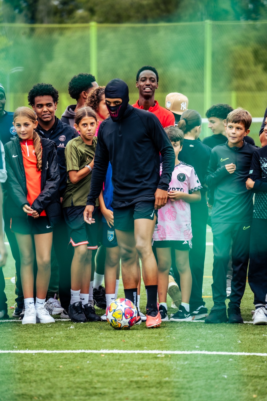 Junge Spieler am Ball