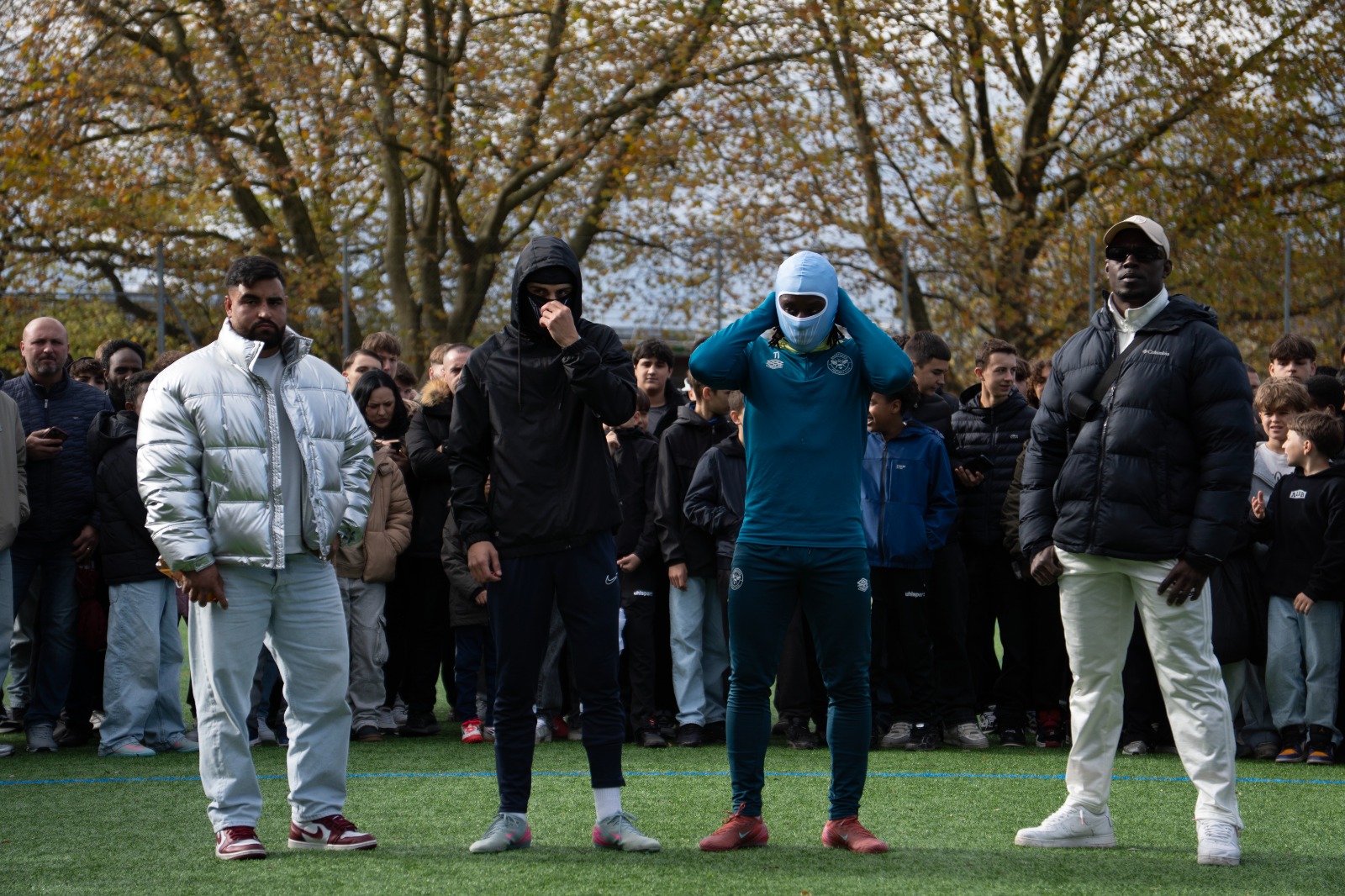 Maskierter Spieler auf dem Platz