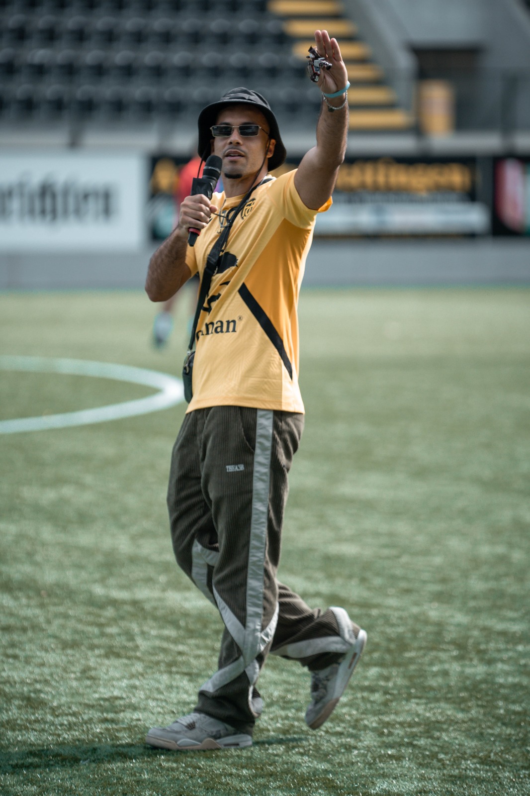 Cubanito mit Mikrofon auf einem Stadionplatz