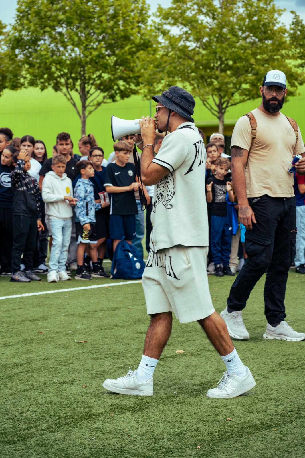 Cubanito führt mit Megafon durch das Event